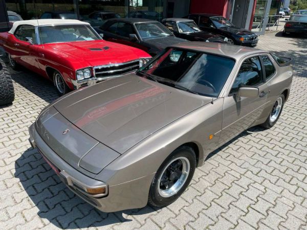 Porsche 944 1983