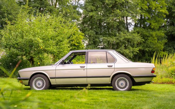 BMW 528i 1983 104051