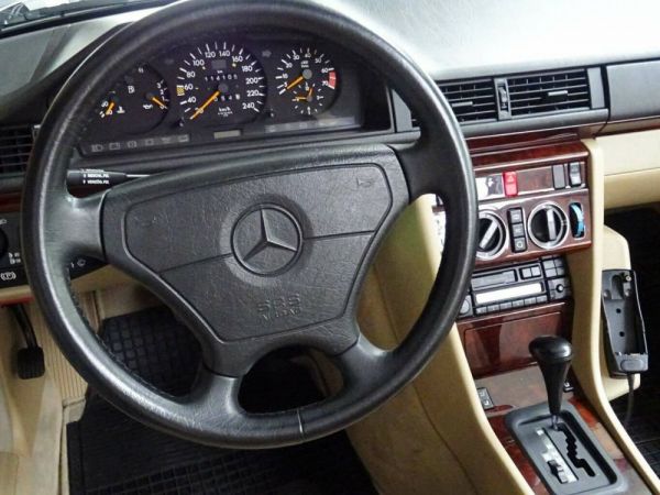 Mercedes-Benz E 220 1996 30547