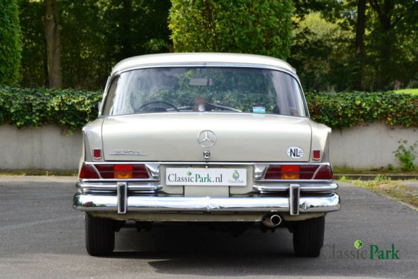 Mercedes-Benz 200 1965 58408