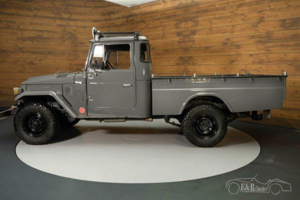 Toyota Land Cruiser FJ 45 1976 87283