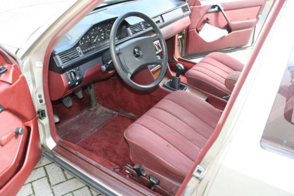 Mercedes-Benz 200 D 1985 26476