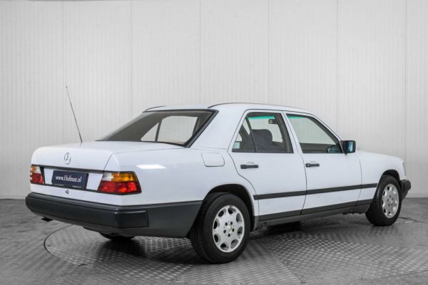 Mercedes-Benz 200 1986