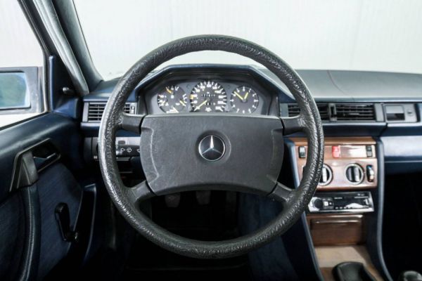 Mercedes-Benz 200 1986 27163