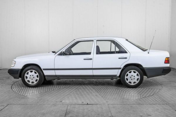 Mercedes-Benz 200 1986 27168