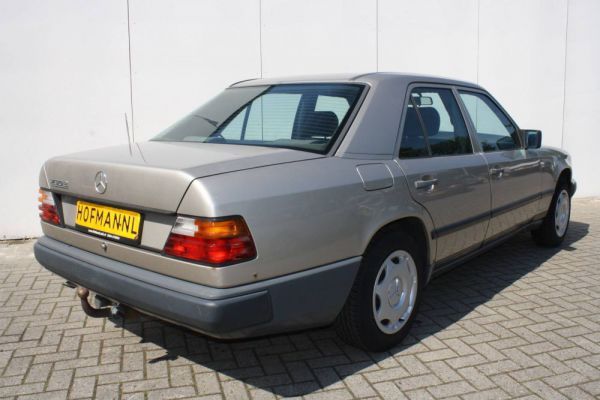 Mercedes-Benz 230 E 1986