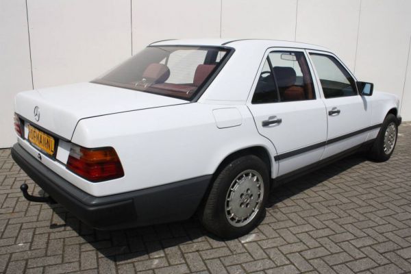 Mercedes-Benz 260 E 1986