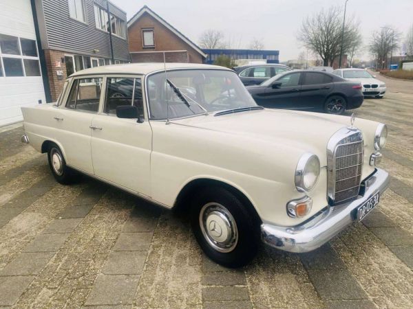 Mercedes-Benz 230 1967 33700