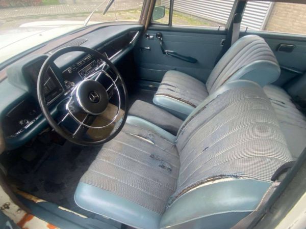 Mercedes-Benz 230 1967 33706