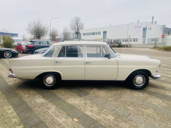 Mercedes-Benz 230 1967 33713