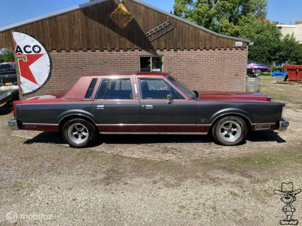 Lincoln Town Car 1984 78599