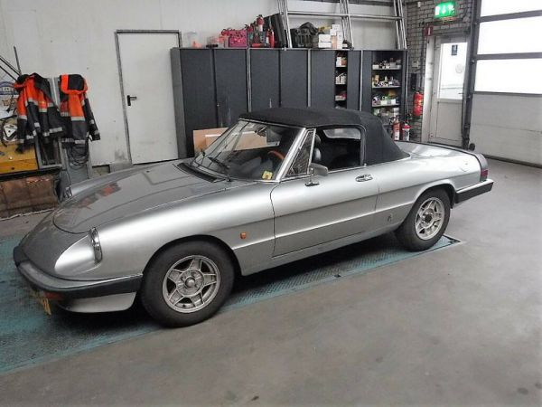 Alfa Romeo Spider Veloce 2000 1983 52022