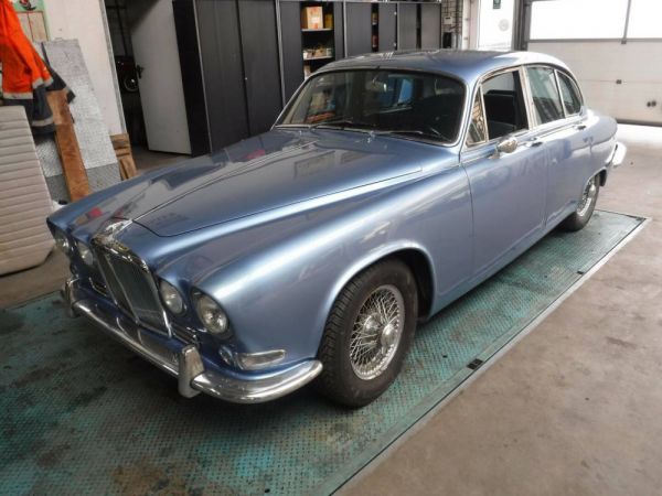 Jaguar 420 1967 61714