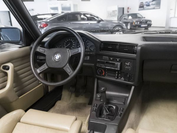 BMW 320i 1987 536