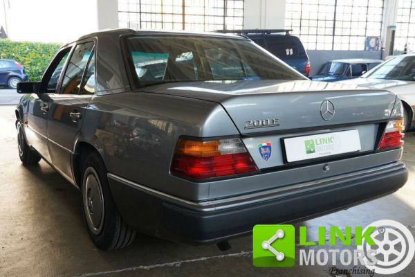 Mercedes-Benz 200 1989