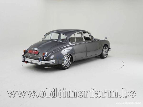 Daimler V8-250 1963