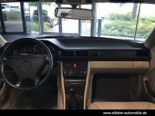 Mercedes-Benz E 220 1993 97579