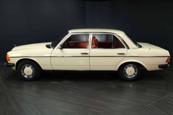 Mercedes-Benz 200 1982 24526