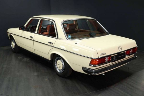 Mercedes-Benz 200 1982 24527