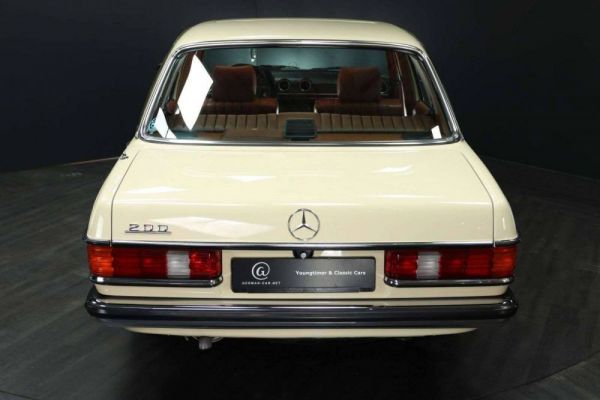 Mercedes-Benz 200 1982 24528