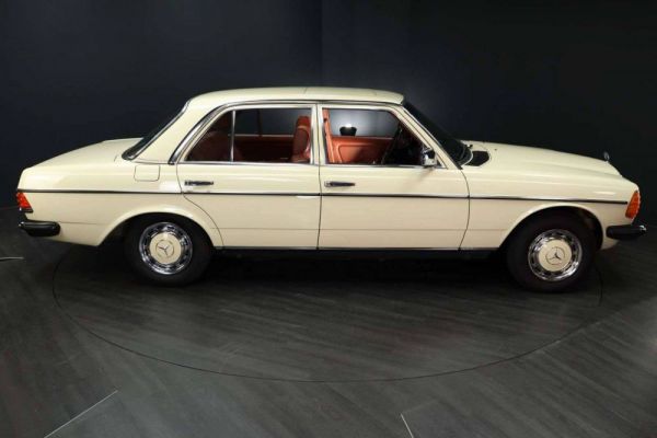 Mercedes-Benz 200 1982 24530