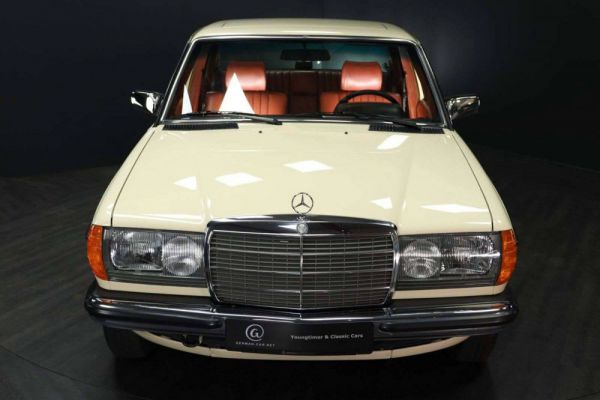 Mercedes-Benz 200 1982 24532