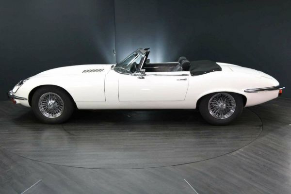 Jaguar E-Type V12 1974 104941