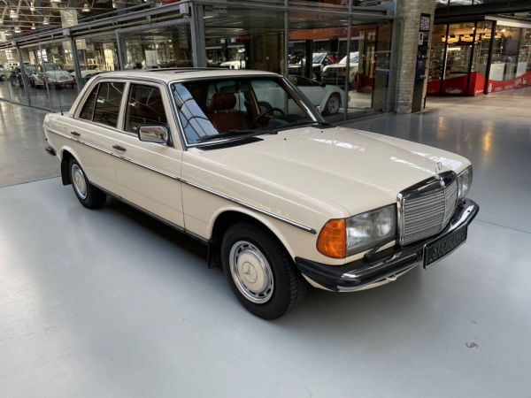 Mercedes-Benz 230 E 1983 23808