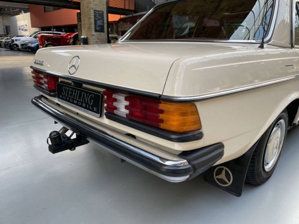 Mercedes-Benz 230 E 1983 23812