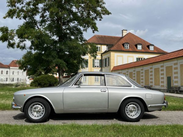 Alfa Romeo 2000 GT Veloce 1975 9486