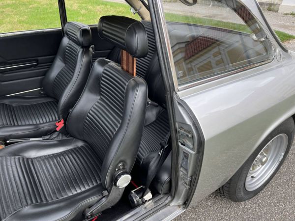 Alfa Romeo 2000 GT Veloce 1975 9497