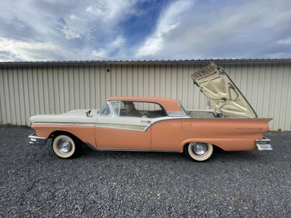 Ford Fairlane Skyliner 1957