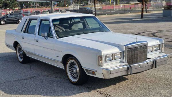 Lincoln Town Car 1988