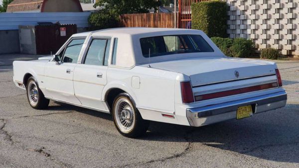 Lincoln Town Car 1988 90776