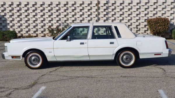 Lincoln Town Car 1988 90777