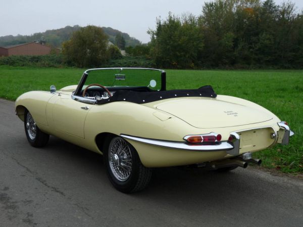 Jaguar E-Type 4.2 1967 81911