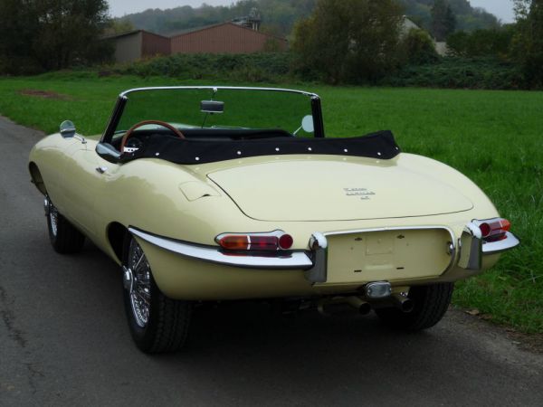 Jaguar E-Type 4.2 1967 81912